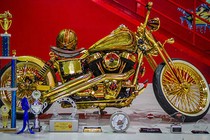 "Phát thèm" siêu môtô Harley-Davidson mạ vàng thật