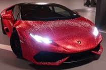 Hot girl chịu chơi đính kín pha lê lên siêu xe Lamborghini