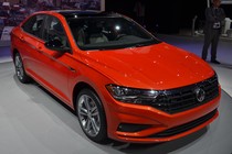 Volkswagen Jetta 2019 “chốt giá” 442 triệu đồng cạnh tranh Mazda3