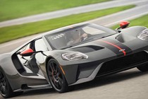 Siêu xe nhẹ nhất của Ford-GT Carbon Series có gì hay?