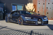 Siêu xe Bugatti Chiron hầm hố với thân xe sợi carbon xanh