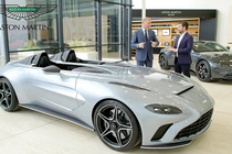 Đại gia Hồng Kông mua 2 siêu xe Aston Martin V12 Speedster 