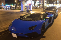 Lamborghini Aventador SV Roadster gần 40 tỷ dạo phố đêm Sài Gòn