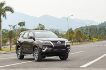 Toyota Fortuner giảm 130 triệu tại Việt Nam, "đấu" Hyundai SantaFe