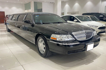 "Soi" hàng hiếm Lincoln Town Car hơn 2,6 tỷ tại Việt Nam