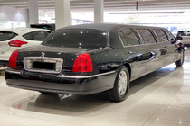 Hàng hiếm Lincoln Town Car hơn 2,6 tỷ tại Việt Nam