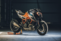 Siêu naked-bike KTM 1290 Super Duke RR “cháy hàng” sau 48 phút 