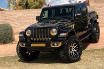 Đấu giá Jeep Gladiator Bandit Outlaw "khủng" độ Pontiac Trans Am