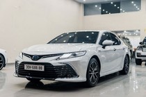 Toyota Camry Hybrid biển "tứ quý 8" bán hơn 2,5 tỷ tại Hà thành