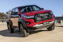 Toyota Hilux GR Sport 2023 đã đủ sức "đấu" với Ford Ranger Raptor?