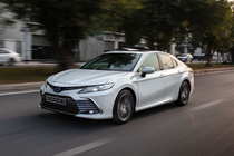 Toyota Camry tăng thời gian bảo hành, giảm gần 100 triệu tại đại lý