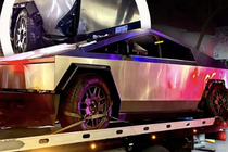 Tesla Cybertruck mua 2,6 tỷ, bán "đồng nát" chỉ 203 triệu đồng