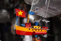Tàu thủy sắt Tây: Món đồ chơi Trung thu đang dần vắng bóng