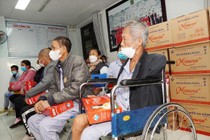 Tri thức và Cuộc sống trao tặng 1.000 chiếc túi sưởi "Mang mùa đông ấm áp"