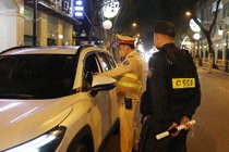 Theo chân các chiến sĩ công an tại chốt kiểm tra nồng độ cồn