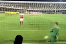 Cười đau ruột với thủ môn bắt penalty