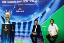 Robert Pires giao lưu hết mình với  CĐV Hà Nội