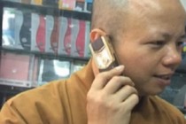 Xử lý nghiêm nhà sư khoe điện thoại Iphone 6