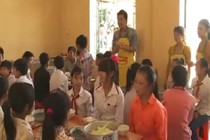 MC Phan Anh với bữa cơm của học trò nghèo vùng cao