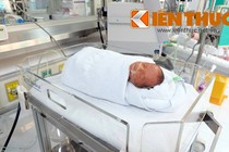 Bé bị đẻ rơi trong nhà vệ sinh vẫn phải cách ly