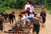 Hòa Bình ngập nặng, đám cưới đón dâu bằng bè