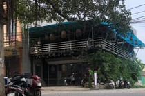 Đang ngồi uống cafe, người đàn ông bị "đâm phát chết luôn"