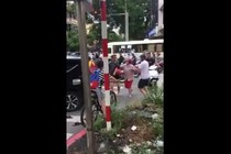 Video: 2 người đàn ông bỏ xe máy lẫn ôtô, “boxing” giữa ngã tư