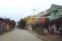 Video: Đâm trúng chú chó băng qua đường, người phụ nữ gặp tai nạn kinh hoàng