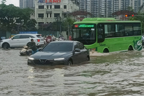 Hà Nội mưa lớn khiến Đại lộ Thăng Long ngập sâu gần 1 mét