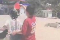 Đi xe máy dội nước “tắm” trên đường, 2 nữ sinh nhận "kết đắng"