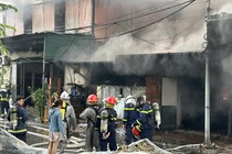 Cháy nhà kho chợ đầu mối Đền Lừ, cột khói bốc cao nghi ngút 