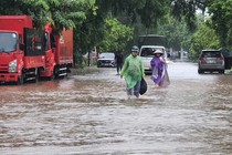 Nhiều tuyến phố Hà Nội bị ngập sâu trong cơn mưa lớn kéo dài