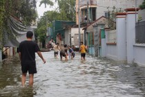 Mưa lũ triền miên, đường hóa thành sông ở vùng “rốn lũ” Hà Nội