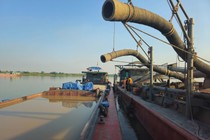Bắt giữ 2 tàu khai thác cát trái phép trên sông Hồng