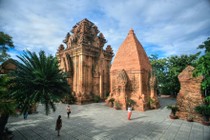  Chiêm ngưỡng tòa tháp Chăm di tích quốc gia đặc biệt