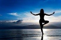 7 động tác yoga làm săn chắc bụng dù ăn uống no nê