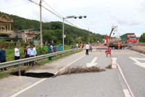 Quảng Ninh: Xuất hiện “hố tử thần” trên Quốc lộ 18, giao thông gián đoạn