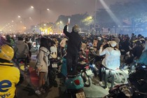 Hà Nội: Muôn kiểu xem bắn pháo hoa chào 2025 “độc lạ” ở Mỹ Đình