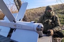 UAV tự sát Lancet có mặt khắp nơi, "khóa chặt" quân đội Ukraine