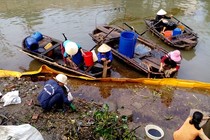 Clip: Dân Hải Phòng liều mình tay trần vớt hóa chất lạ trên sông