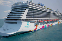 Ảnh cận cảnh siêu du thuyền Genting Dream tại vịnh Hạ Long