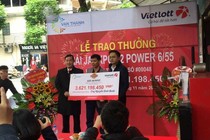 Tỷ phú Vietlott đầu tiên ở Hải Dương không che mặt nhận giải