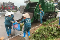 Hải Dương: Người đi bộ dẫm nát hoa, thảm cỏ…công nhân đội mưa dọn dẹp