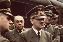 Khoảnh khắc vợ chồng "đồ tể" Hitler kết liễu đời mình trong hầm ngầm