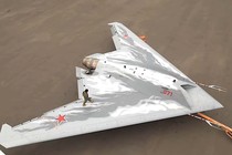 Choáng với kích thước khổng lồ của UCAV S-70 do Nga sản xuất