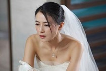 Kinh sợ phát hiện bí mật đôi giày đỏ cũ trong phòng cưới ngay đêm tân hôn