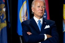 Vì sao ông Joe Biden luôn dùng khăn bỏ túi sáng màu?