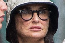 Demi Moore lộ khuôn mặt biến dạng khủng khiếp