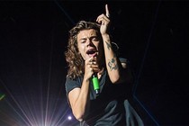 Harry Styles bị fan ném lon nước ngọt vào mặt