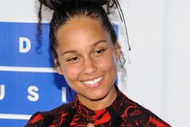 Alicia Keys bị chỉ trích vì để mặt mộc dự sự kiện